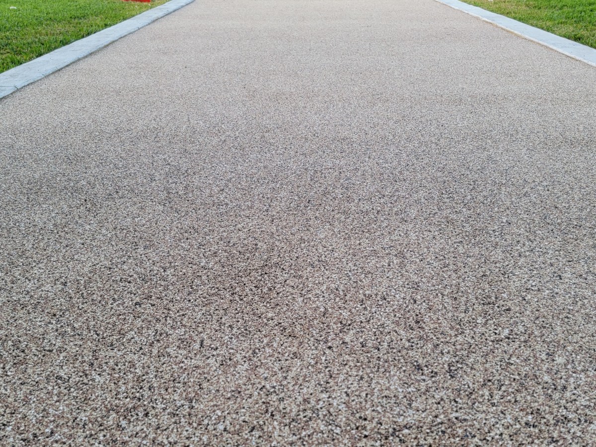 Advancing Equine Comfort: The Versatility of Poured Rubber Surfacing in Modern&nbsp;Barns